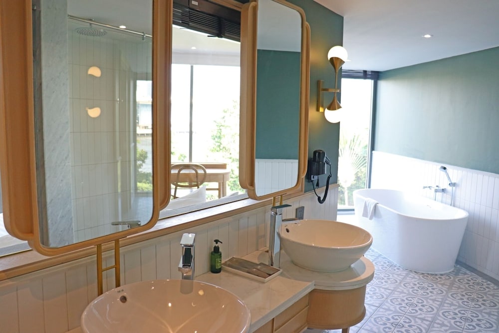One-Bedroom Grand River View King Suite photo 2