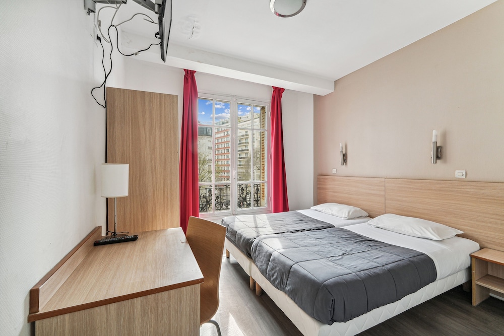 Economy Double Room, 1 Queen Bed, Shared Bathroom photo 3