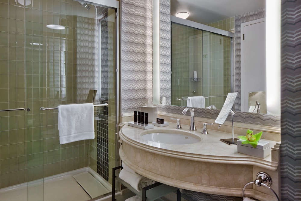 Room, 1 King Bed (Parkway View Of Fountain) - Photo 6