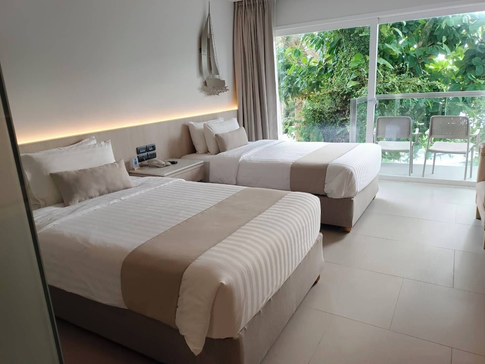 Deluxe Pool View Twin Beds