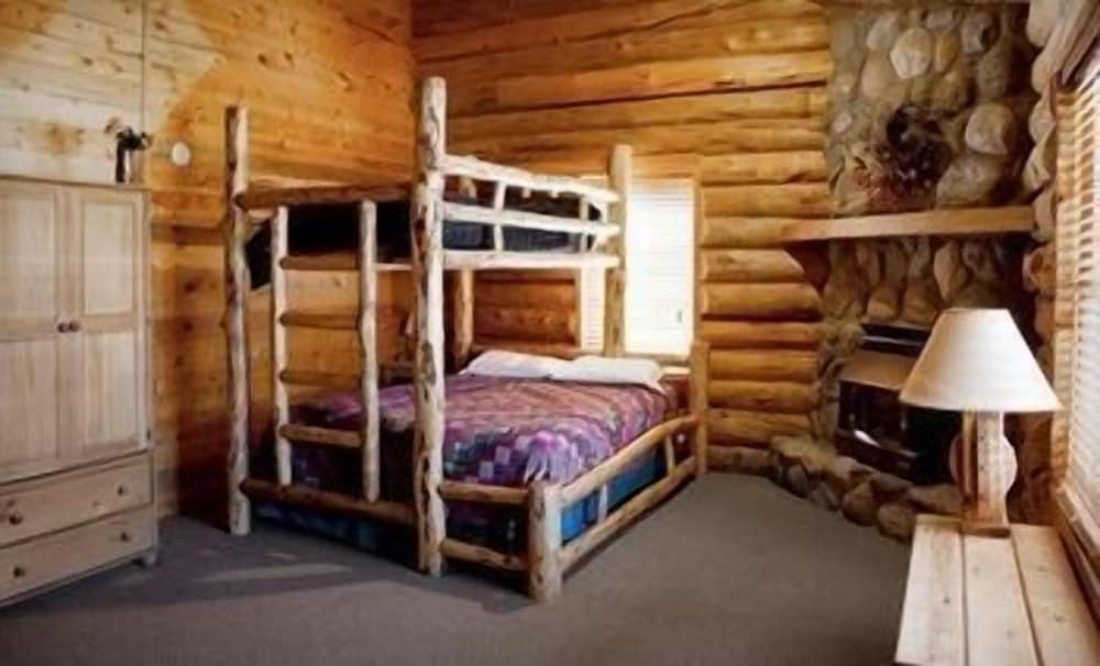 Classic Cabin, 2 Bedrooms, River View, Mountainside (Elk River Cabin) photo 1
