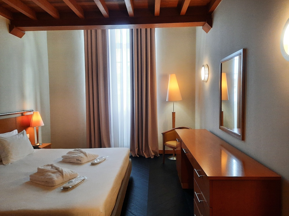 Deluxe Suite - Photo 11