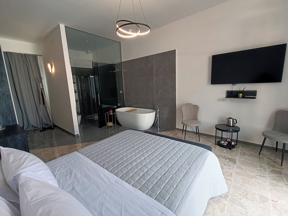 Superior Double Room, Private Bathroom, Courtyard View