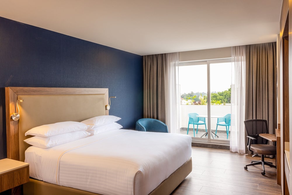 Deluxe Room, 1 King Bed, City View (Balcony) - Photo 1
