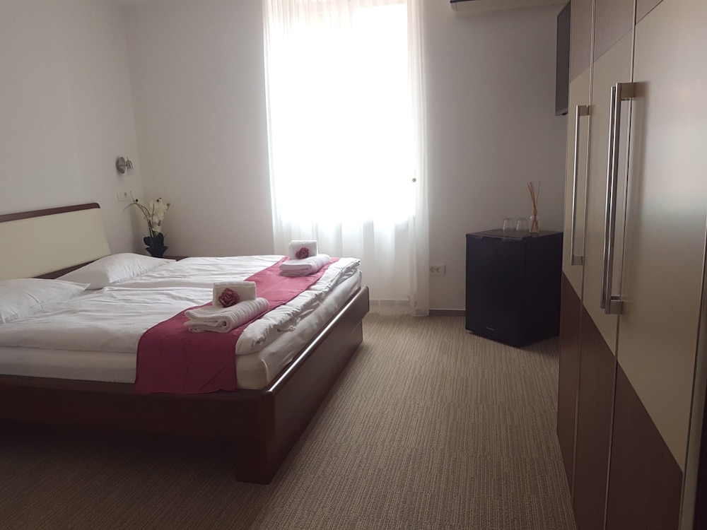 Deluxe Double Room, 1 Queen Bed, Partial Sea View