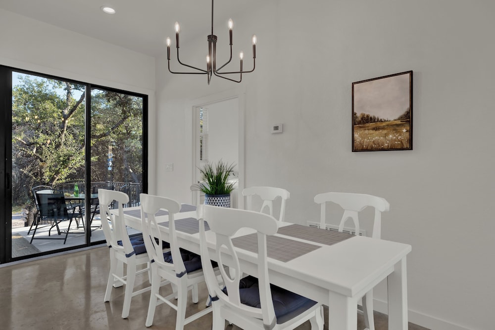 House, Multiple Beds, Patio (407 Lamplight Rd.) photo 2