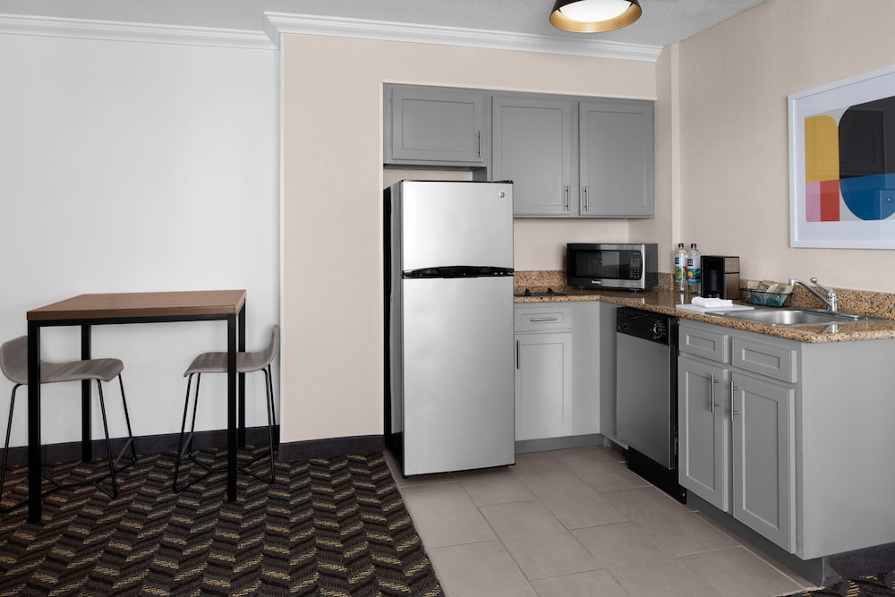 Suite, 1 Bedroom - Photo 6