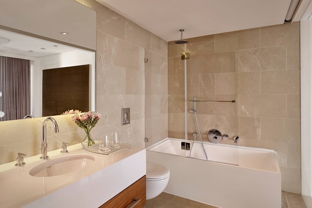 One Bedroom Suite , 1 Queen, Marina View (Duplex Bi-Level Suite) thumbnail 5