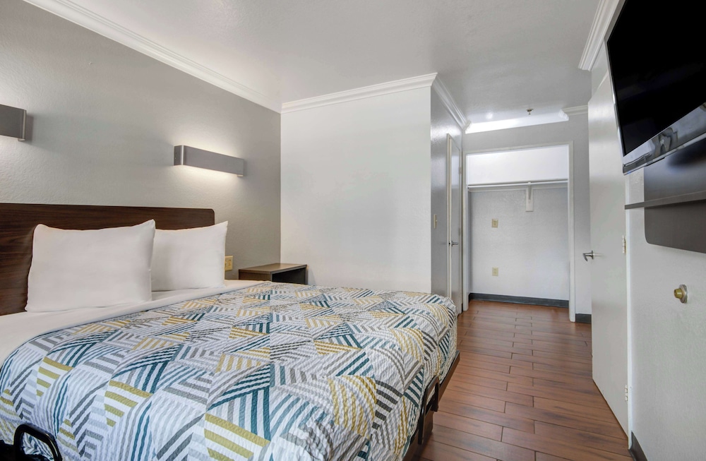 Deluxe Room, 1 King Bed, Non Smoking photo 3
