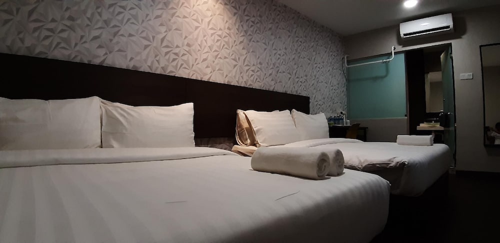 Family Quadruple Room, 2 Queen Beds, No Windows photo 3