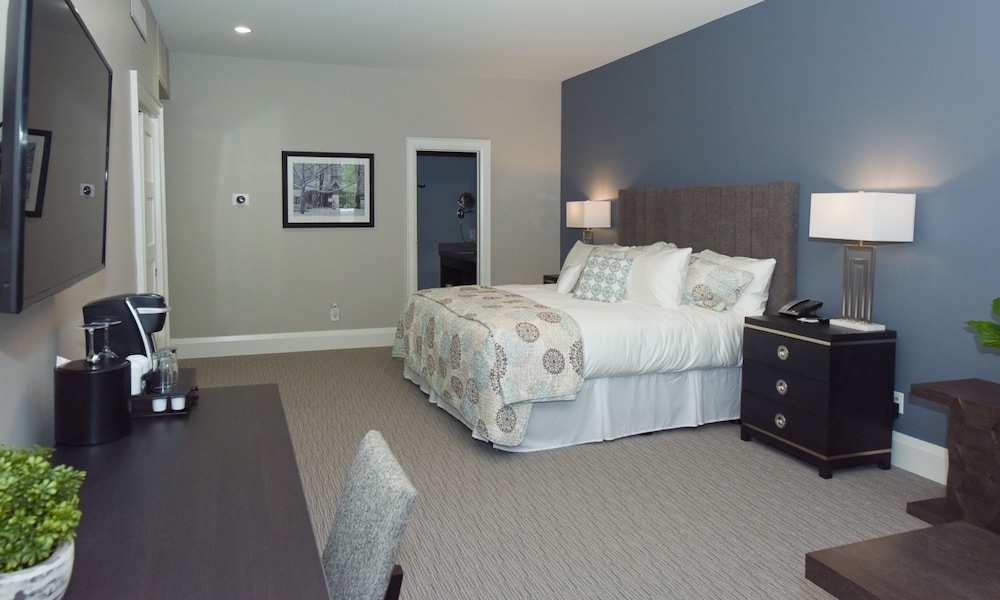 Suite (Adjacent to the Main Building & Stairs Only) photo 3