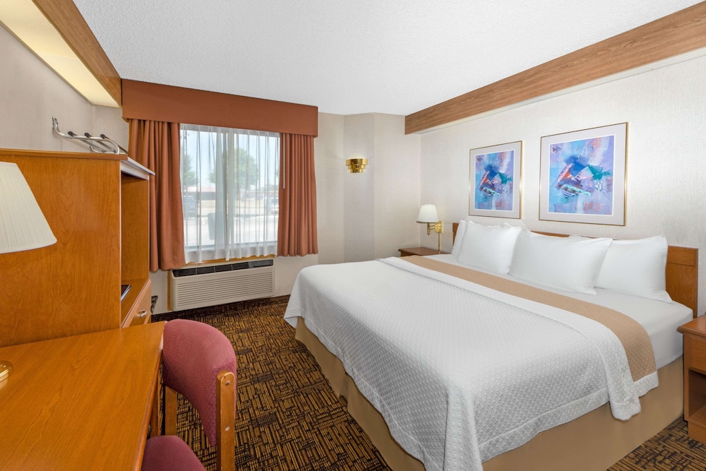 Standard Room, 1 King Bed, Accessible - Photo 1