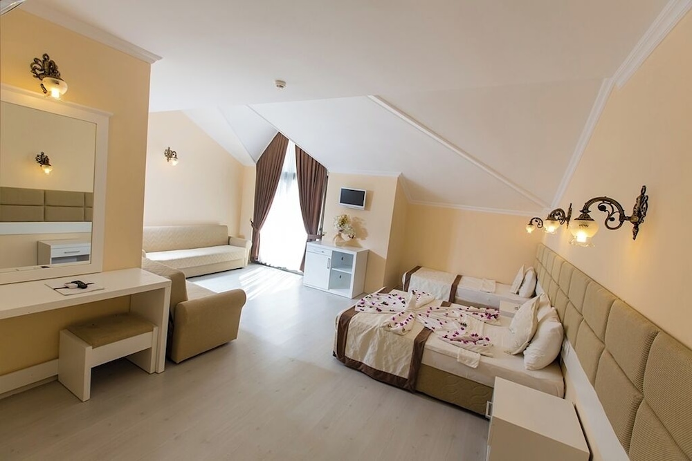 Standard Twin Room with Balcony Mountain or Pool View photo 2