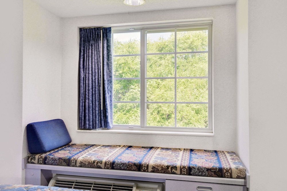 Suite, 1 Queen Bed, Non Smoking photo 3