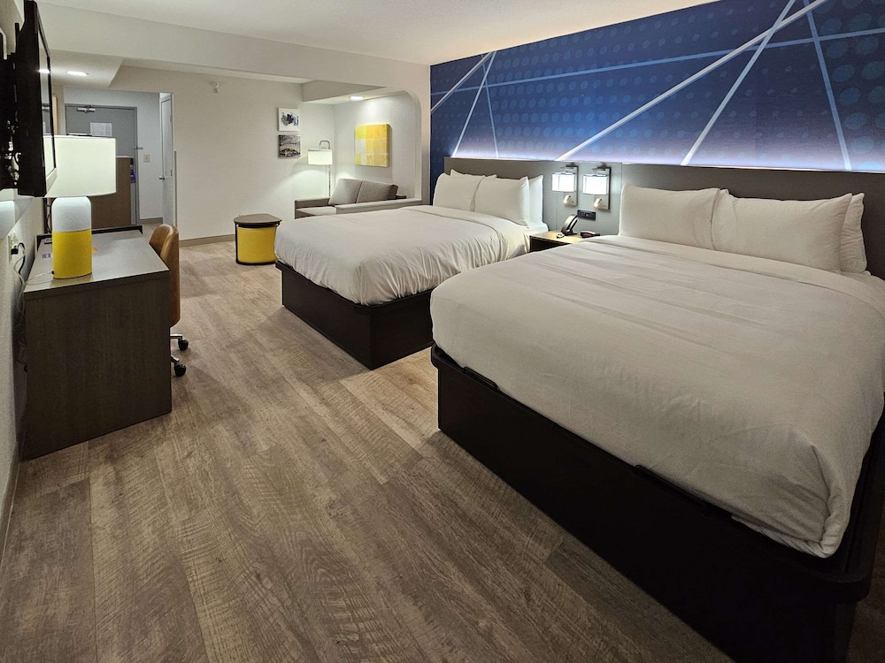 Suite, 2 Queen Beds, Non Smoking - Photo 2