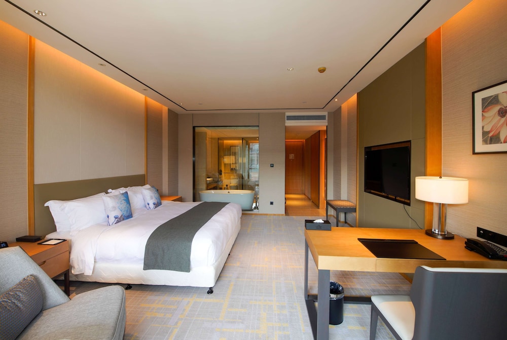 Deluxe Room, 1 King Bed, Non Smoking photo 1