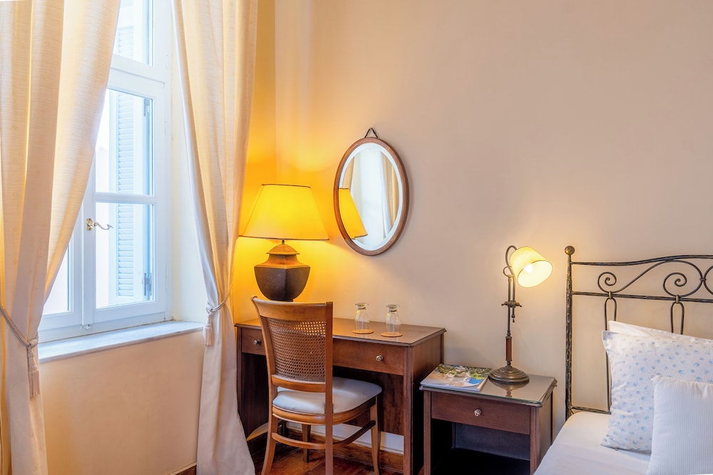 Classic Triple Room, City View photo 3