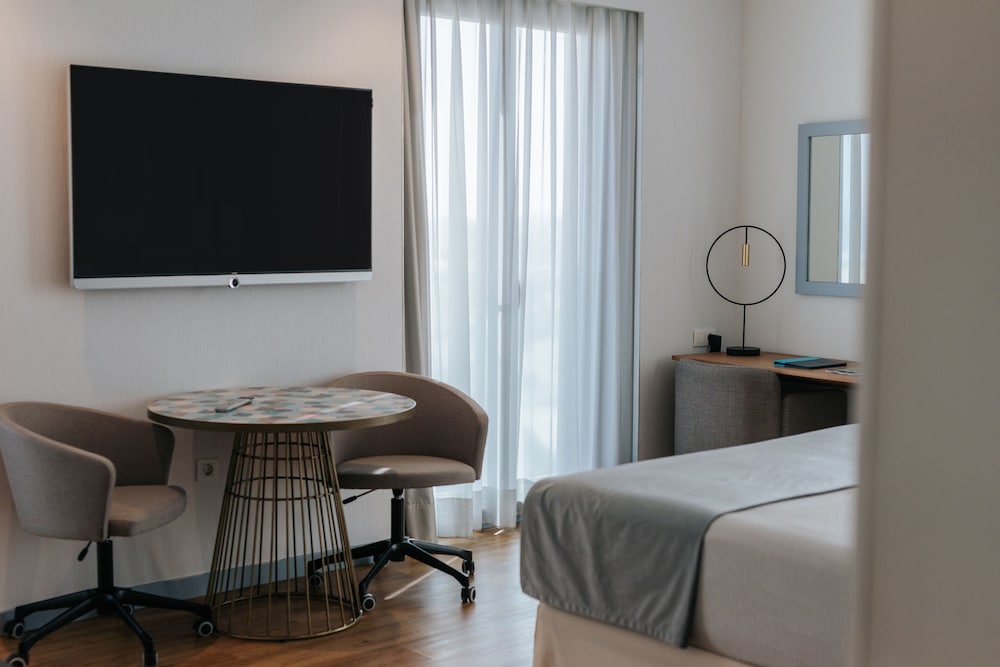 Family Suite, 1 Queen Bed with Sofa bed, Sea View thumbnail 6