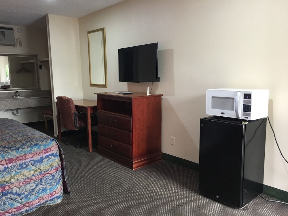 Classic Room, 1 King Bed, Non Smoking photo 3