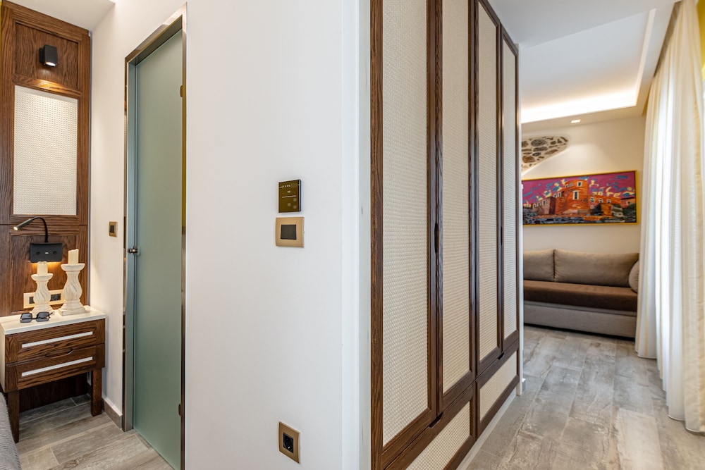 GOLD SUITE, JACUZZI, PARTIAL SEA AND CITY VIEW