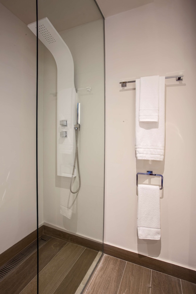 Suite, 1 King Bed, Non Smoking, Refrigerator - Photo 8