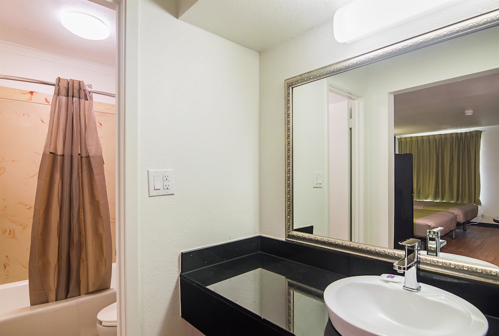 Deluxe Room, 1 King Bed, Non Smoking, Kitchenette - Photo 6