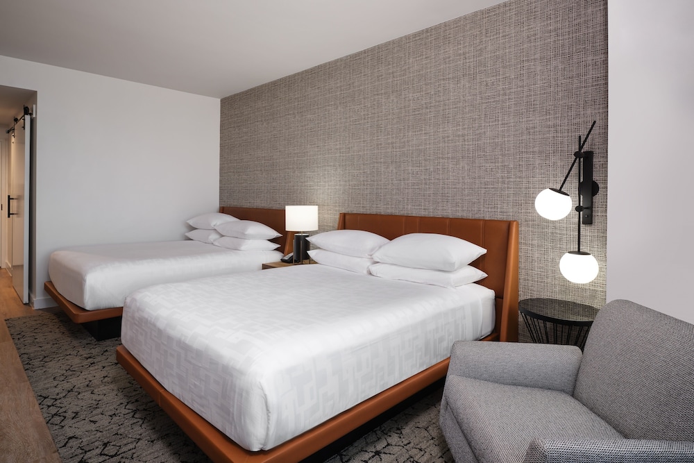 Classic Room, 2 Queen Beds, Courtyard View photo 2