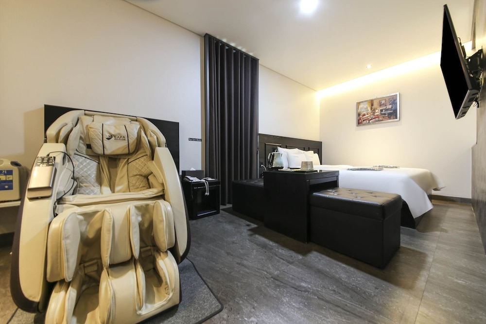 VIP Room - Photo 11