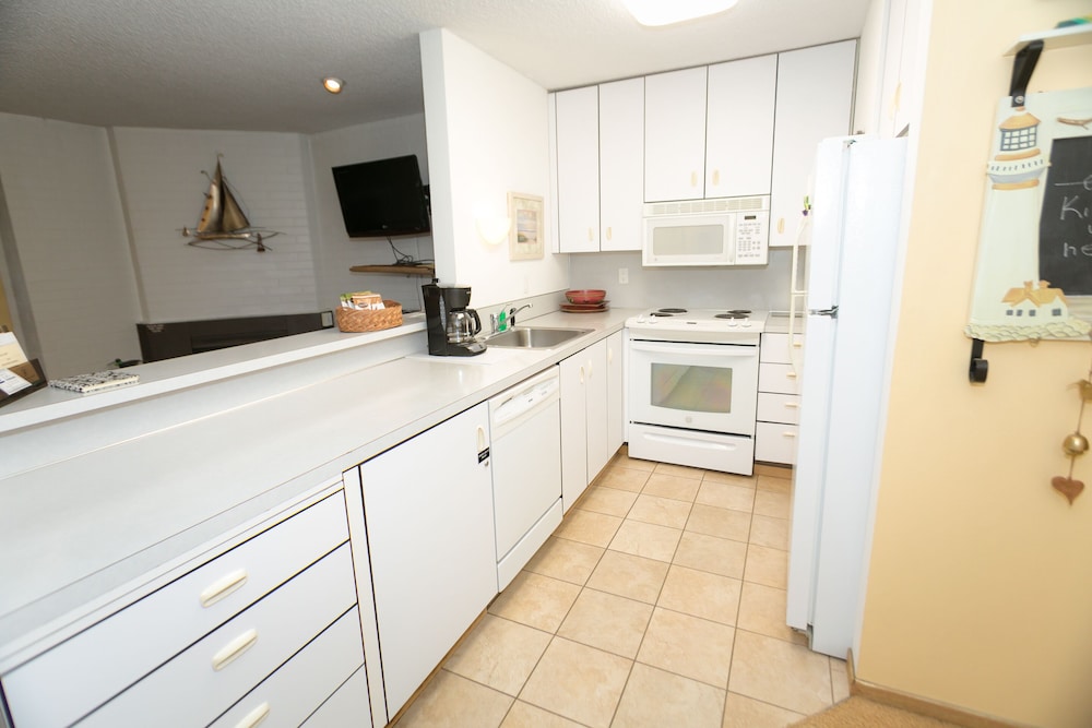 Deluxe Room, Multiple Beds, Kitchen, Pool View (1 Bedroom Dlx-Room 214-Pet Friendly) - Photo 6