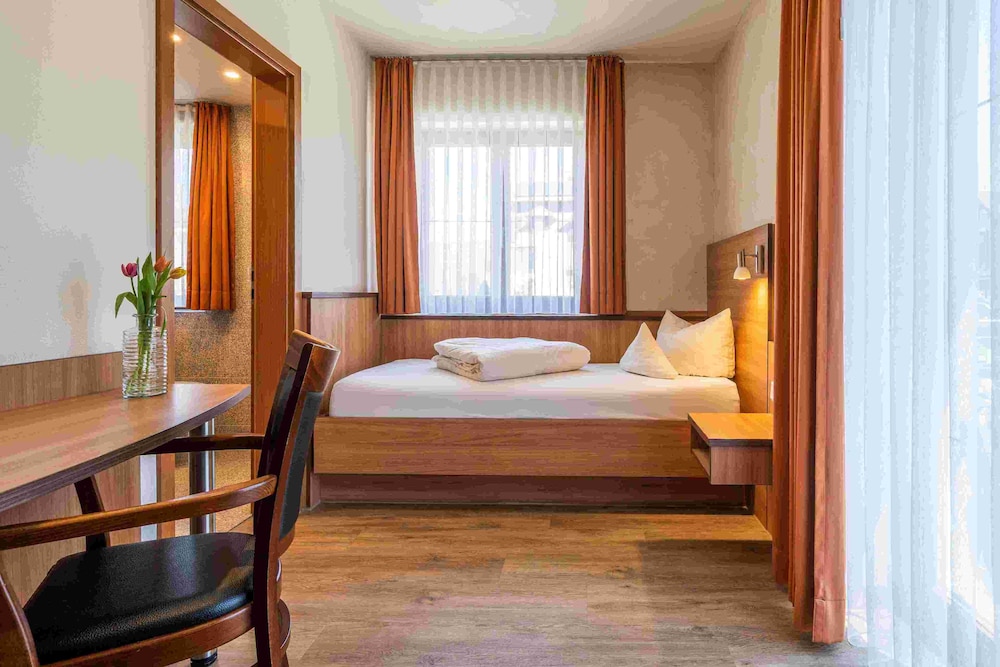 Single Room, Balcony, Partial Lake View photo 1