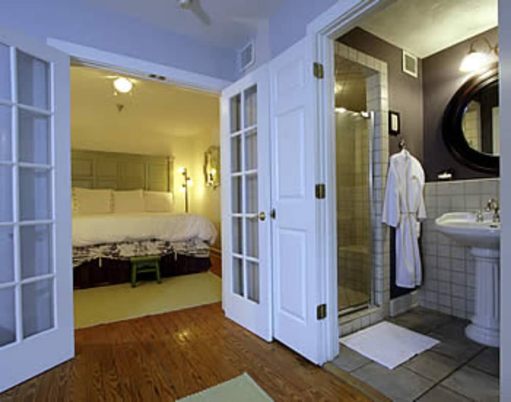 Signature Suite, 1 King Bed (Cedars)