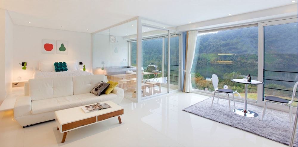 Room (L 202) photo 1