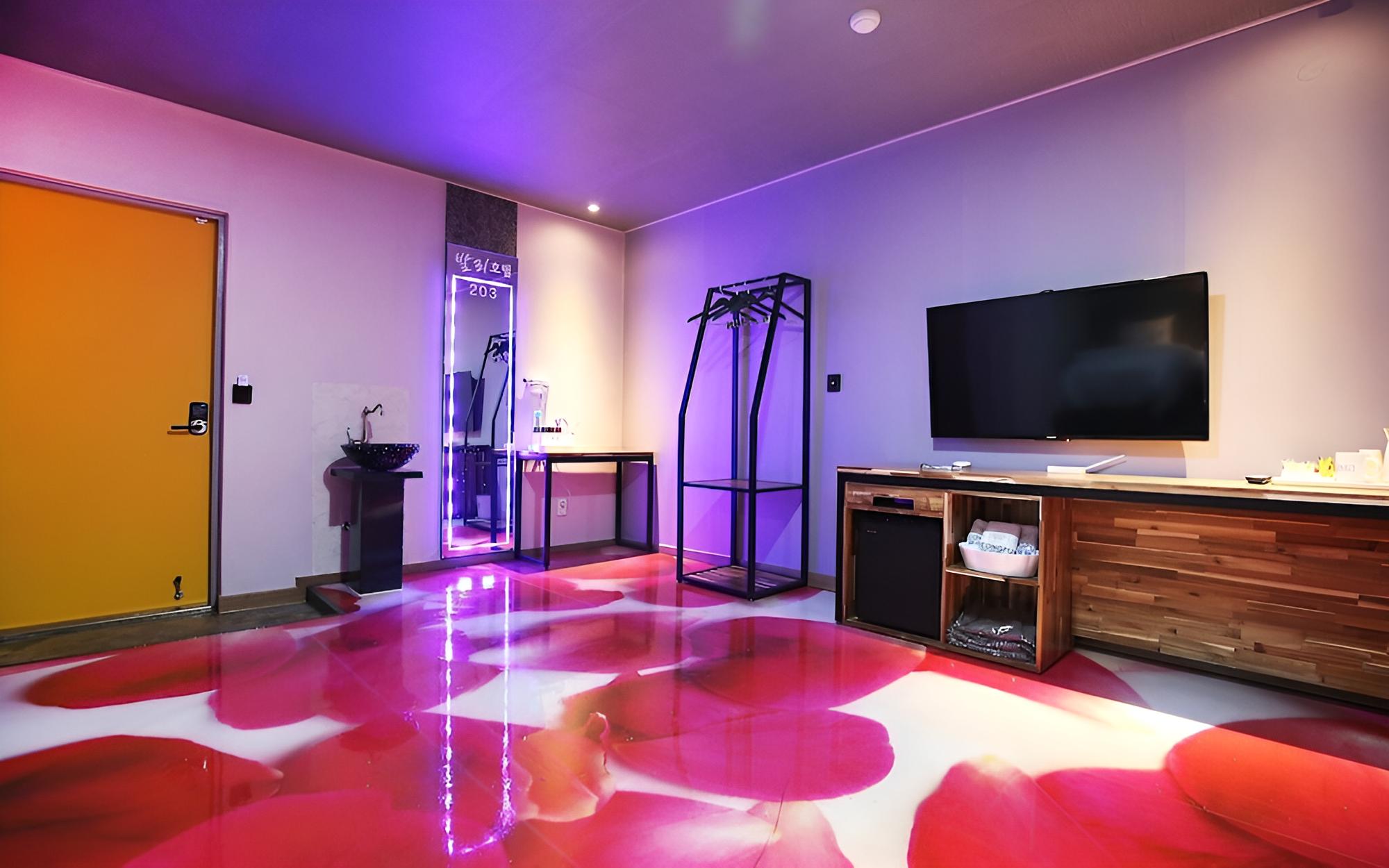 Room (Large room (bed)) - Photo 7