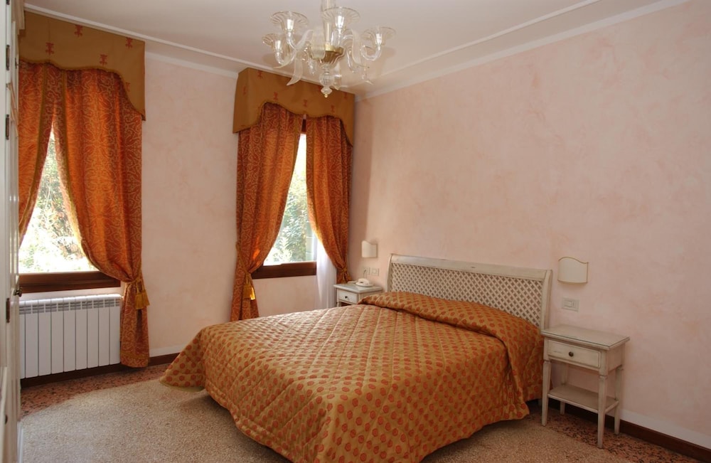 Triple Room, Ensuite photo 2