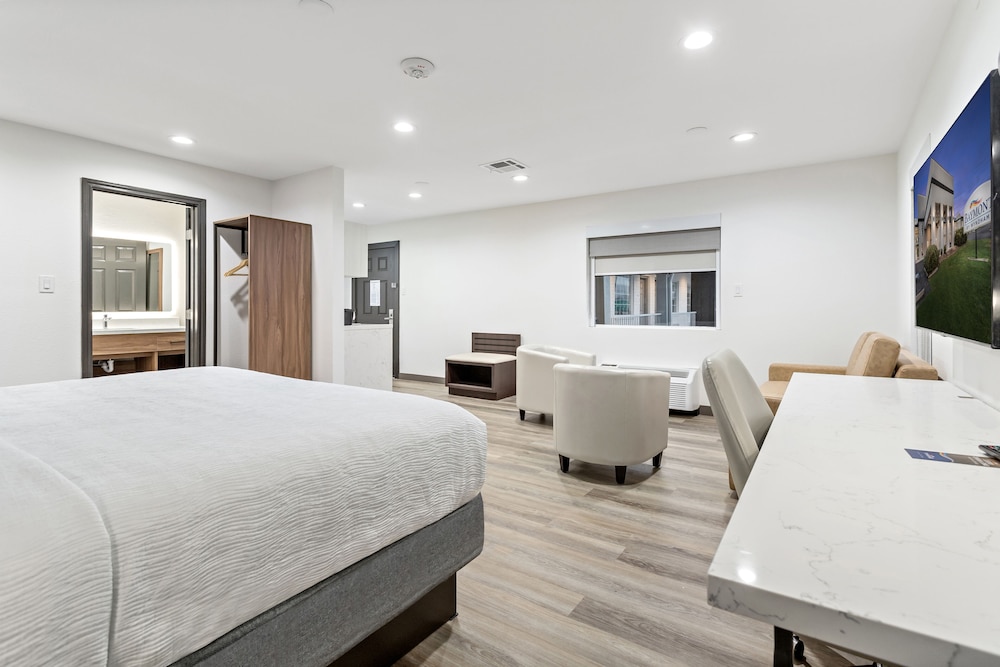 Suite, 1 King Bed, Non Smoking - Photo 7