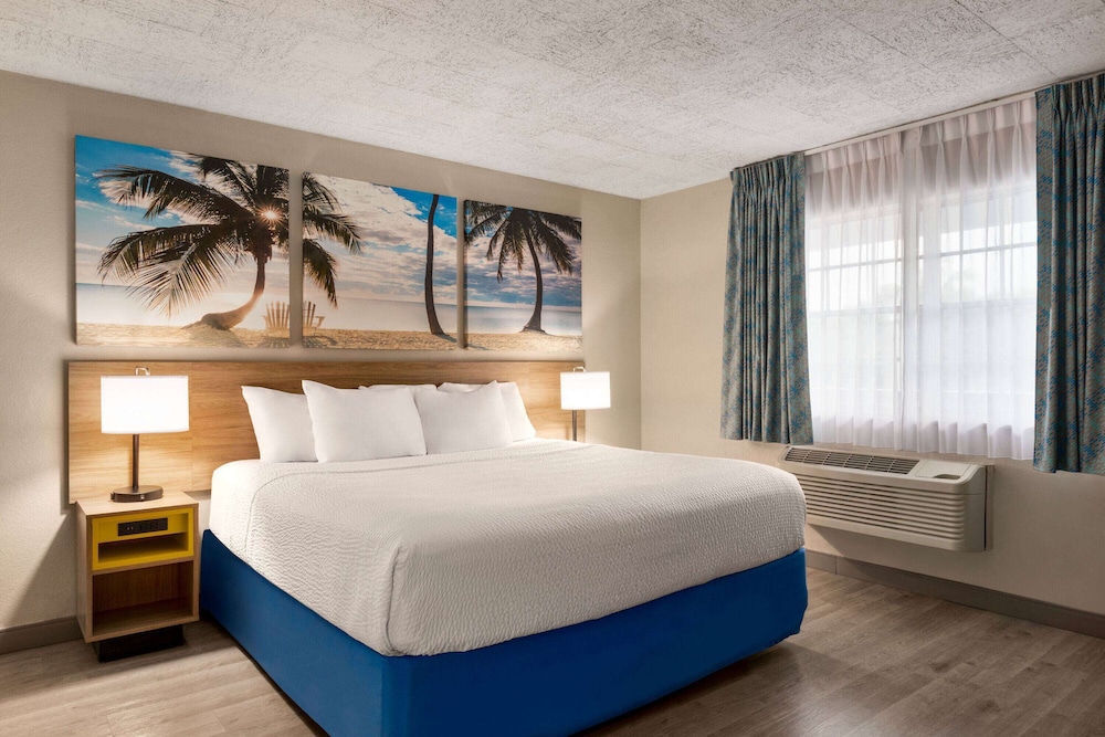 Room, 1 King Bed, Non Smoking - Photo 2