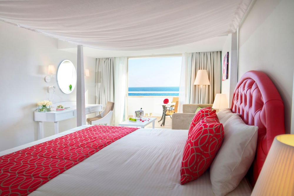 Honeymoon Studio Suite photo 2