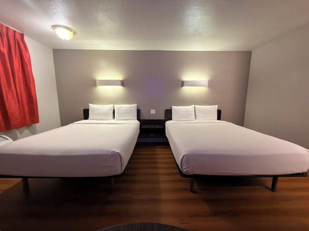 Room, 2 Queen Beds, Roll-in Shower (Accessible) photo 1