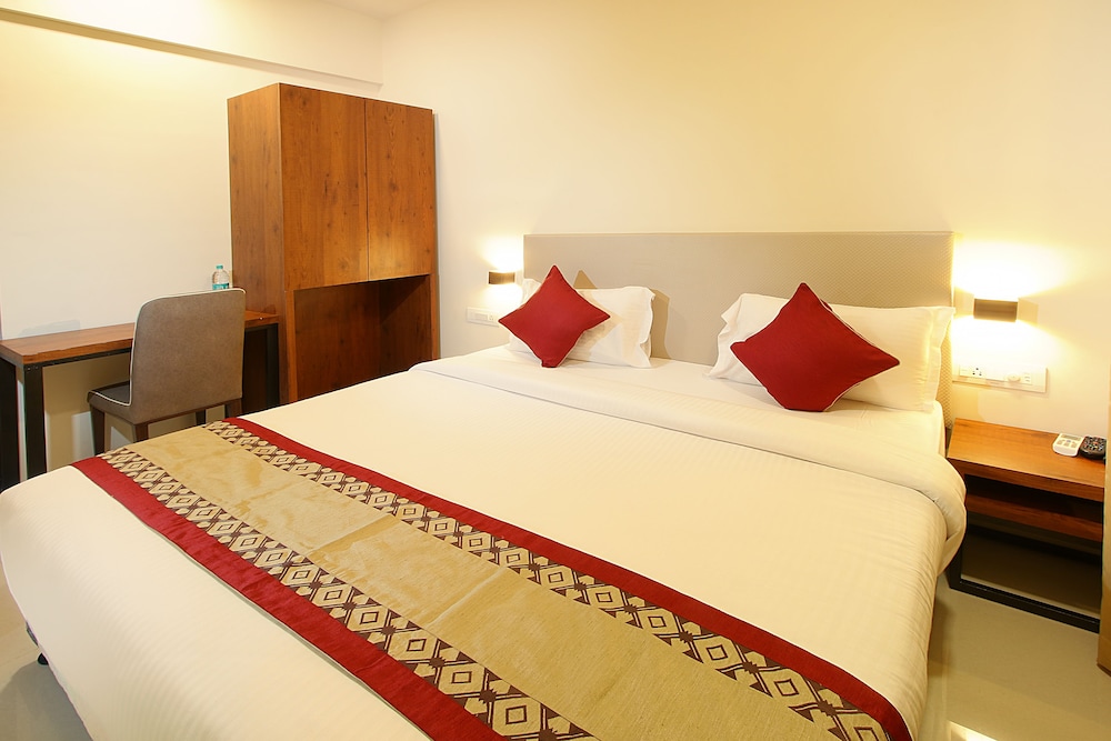 Premium Spacious Room (Shared Kitchenette and Living Room)