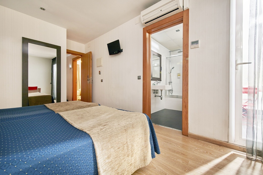 Standard Double Room, 2 Twin Beds, Balcony photo 3