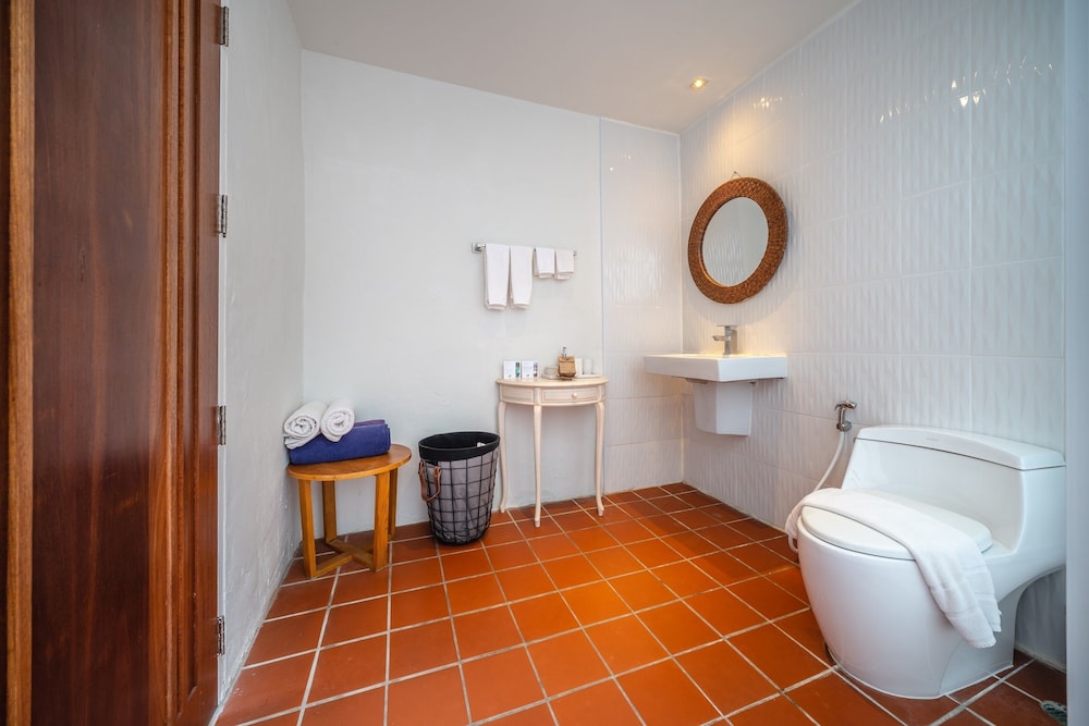 2BR Chaba Beachfront Villa - Photo 8
