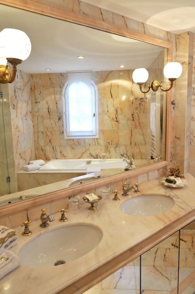 Suite - Photo 2