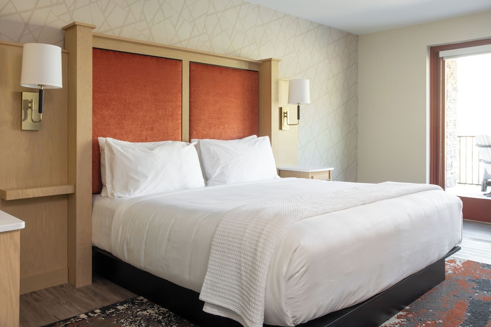 Premium Room, 1 King Bed, Balcony photo 2