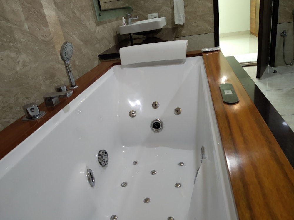 Suite, Multiple Bedrooms, Non Smoking, Garden View photo 3