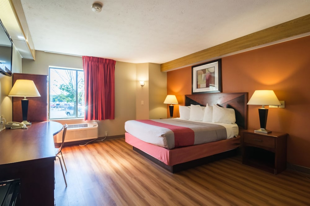 Standard Room, 1 King Bed, Accessible, Non Smoking photo 2
