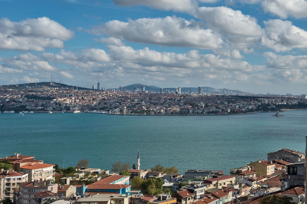 Deluxe Family Suite with Bosphorus View photo 3