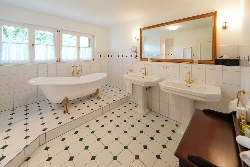 Comfort Suite, 2 Bedrooms, Balcony, Courtyard View