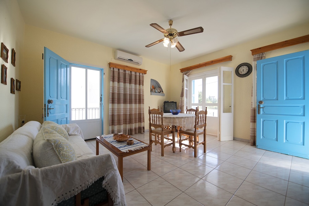 House, 2 Bedrooms photo 1