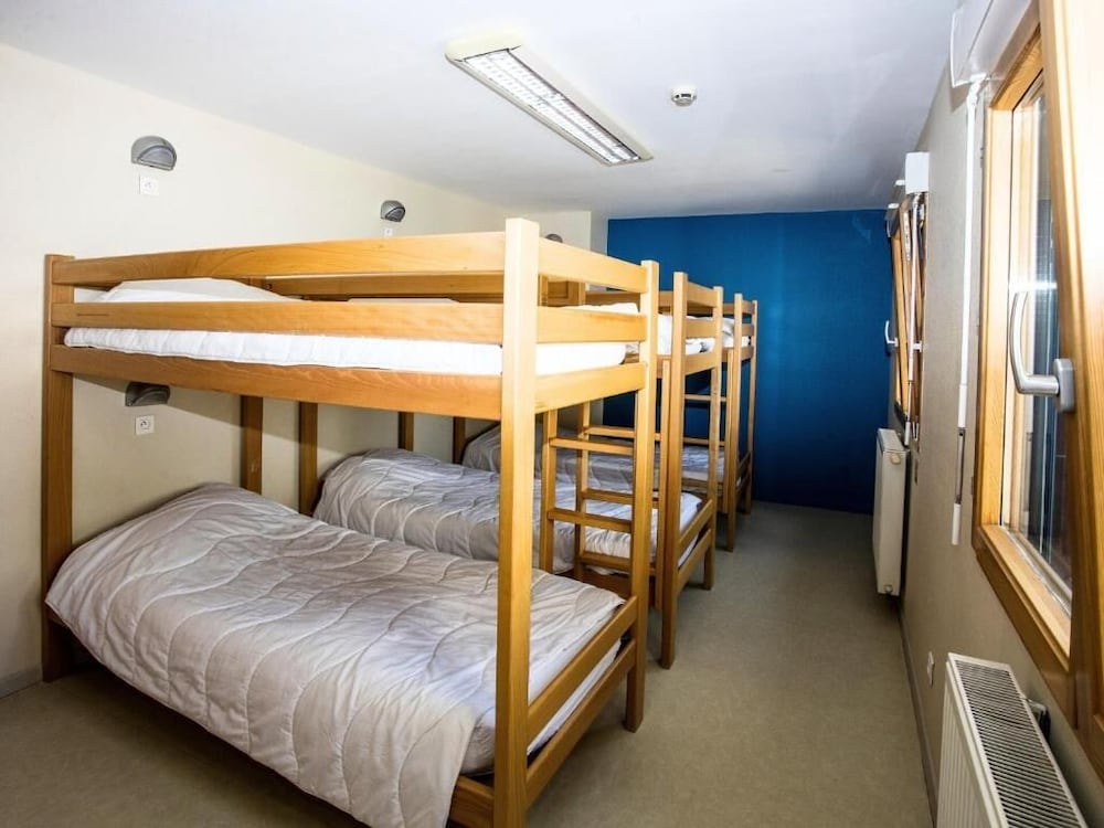 Bed in 6-Bed Male Dormitory with Shared Bathroom photo 2