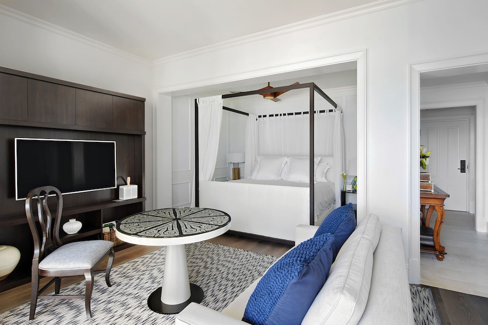 Room, 1 King Bed (Harbour View) photo 2